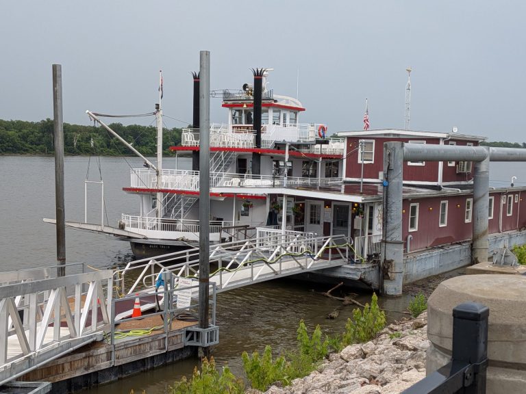 Mark Twain Riverboat: Dinner on the Water in Hannibal, Missouri