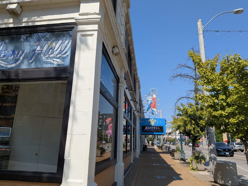 Delmar Loop - Blueberry Hill Exterior