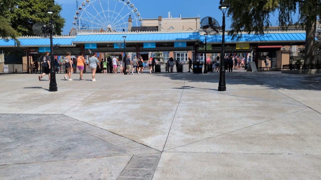 Six Flags St. Louis Entrance